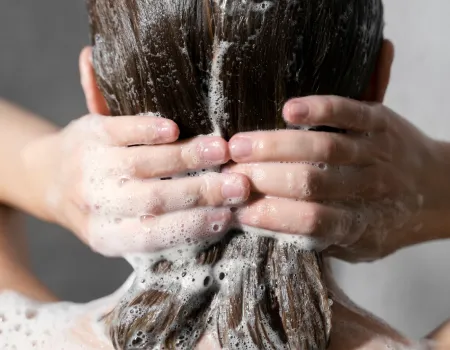بهترین روش‌های شستشوی مو برای پوست سر حساس
